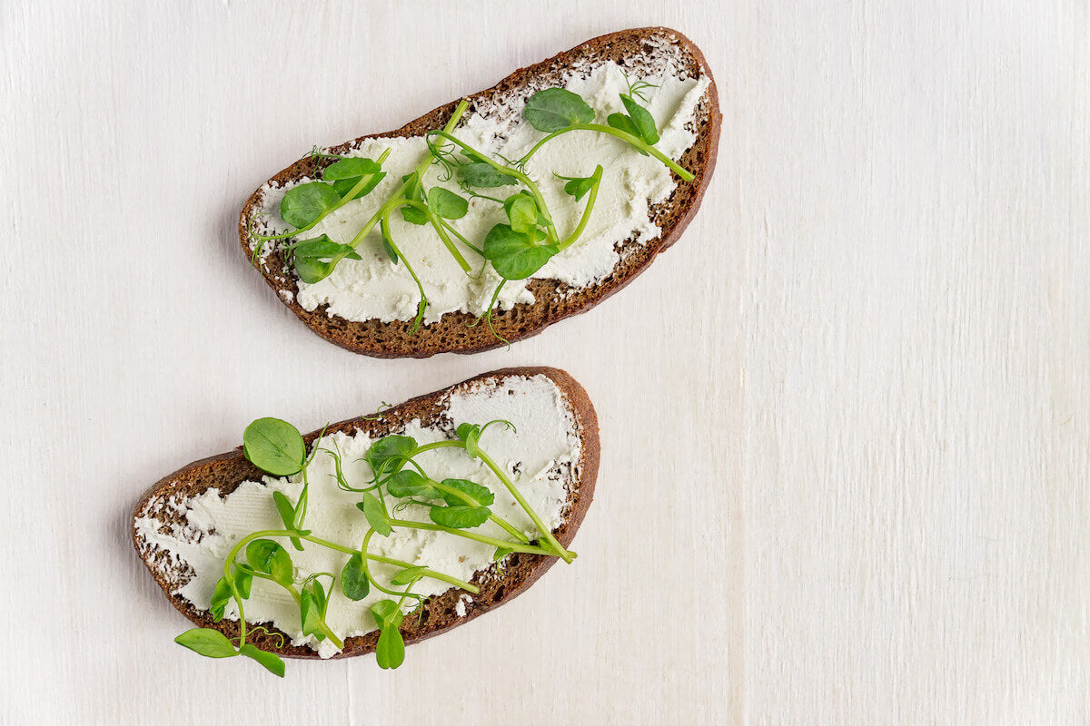 Frischkäse auf Brot