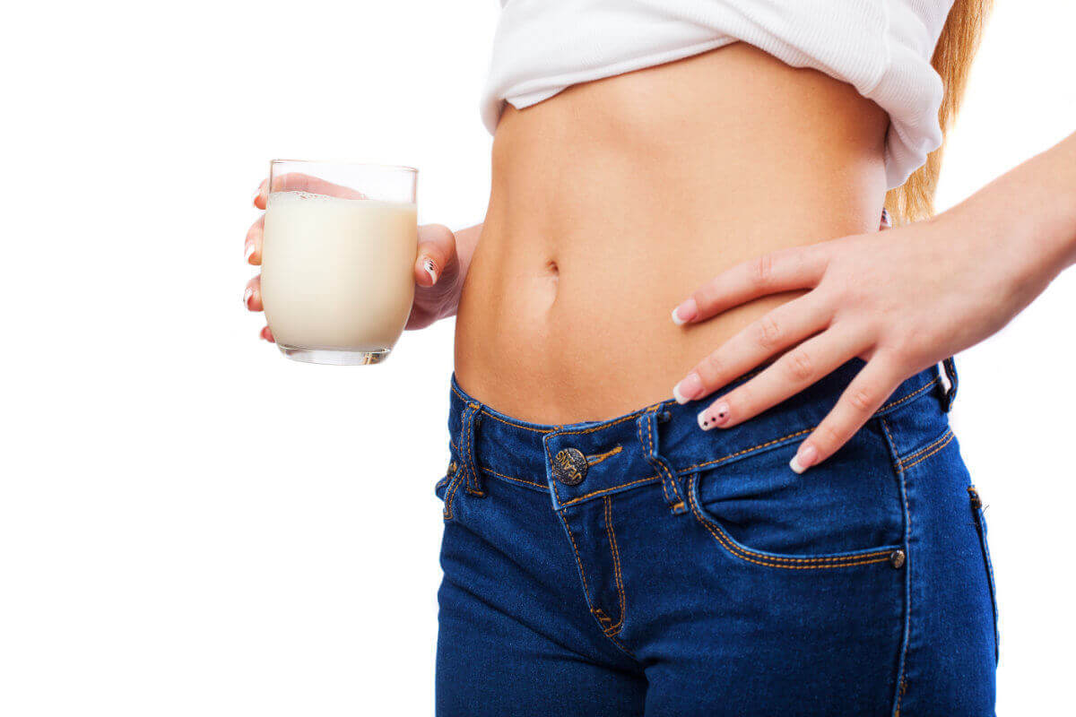 Person mit Glas Milch in der Hand