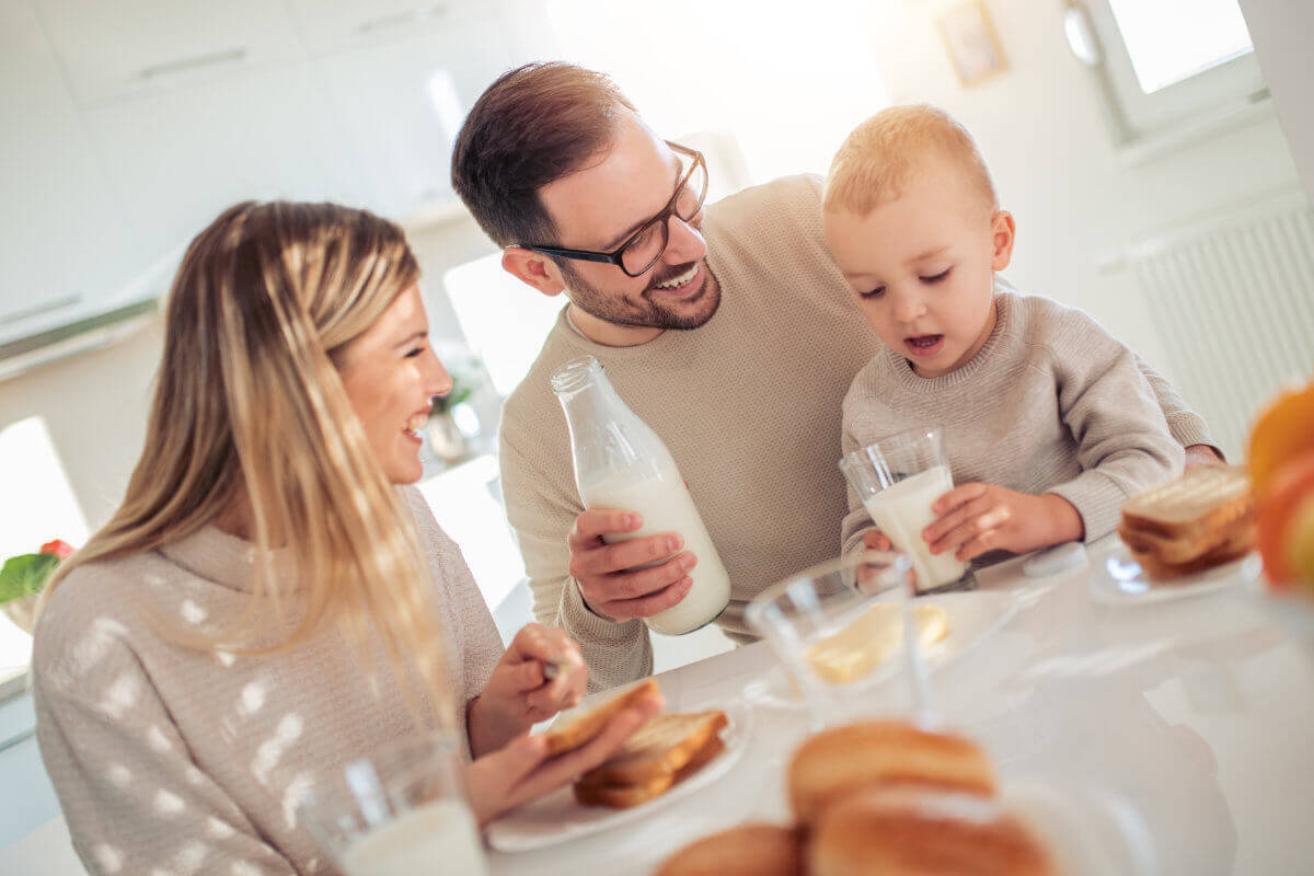 Familie beim Frühstück mit Milch